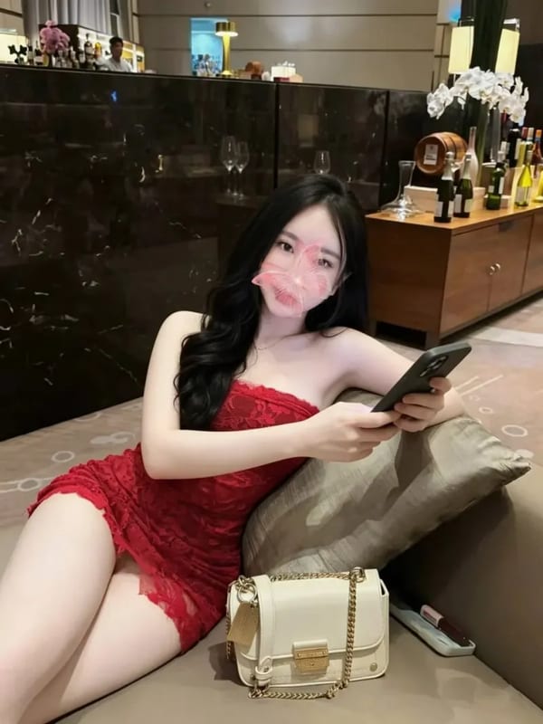 Quỳnh Trang_ Gái xinh chiều khách, body gợi cảm