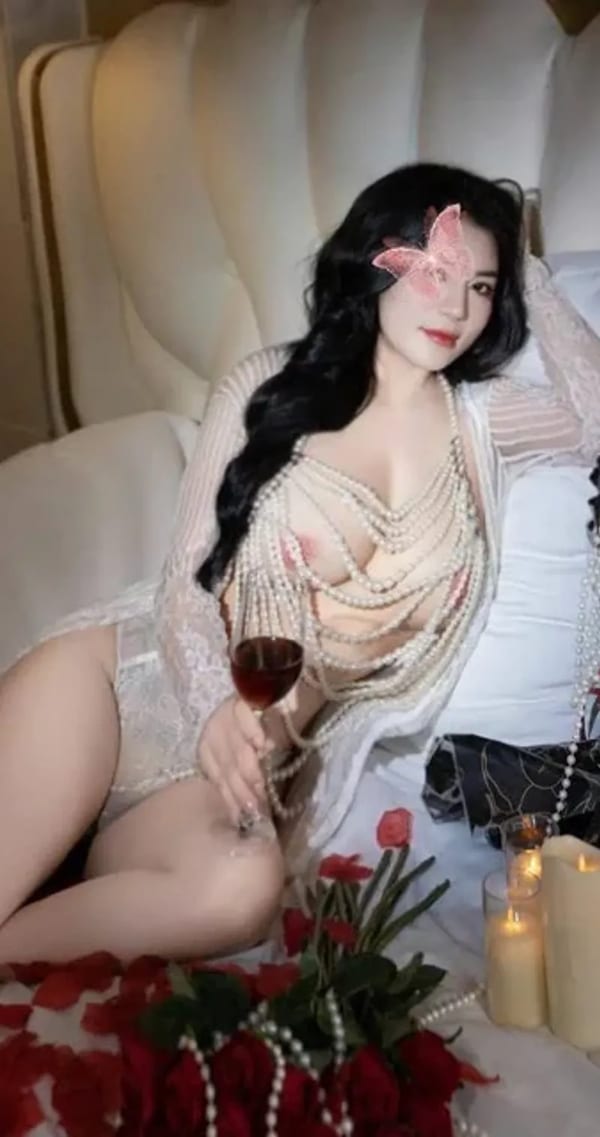 KHÁNH LINH - GÁI XINH NGỰC TO MÔNG TO NÓNG BỎNG DỊU DÀNG CHIỀU KHÁCH